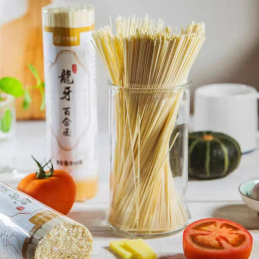 周五配送！久煮不糊，久放不坨，爽滑劲道，可以让孩子多吃一碗儿的百合面 添加了龙牙百合粉，没有添加食用胶和防腐剂的前提下，依然久煮不糊 ，淡雅清甜，养心润肺，营养丰富  传统工艺自然晾晒！一组两包 商品图0