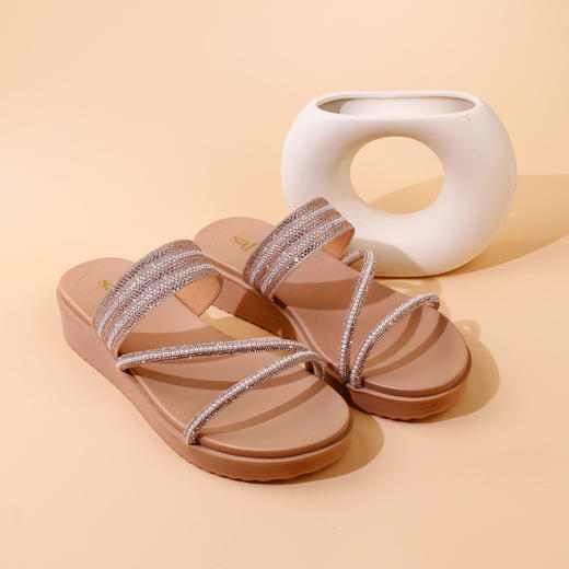Safiya/索菲娅2023夏季新品仙女风珍珠钻带坡跟气质休闲拖鞋SF32110043 商品图7