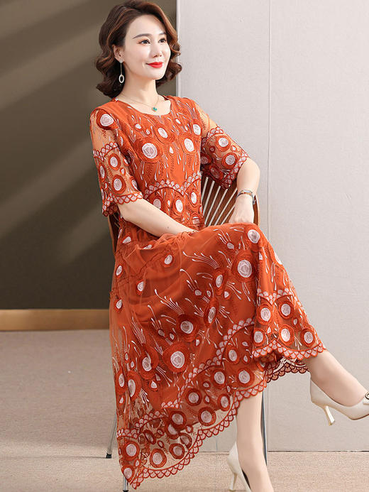 中年妈妈绣花蕾丝连衣裙女2023新款夏季中老年洋气过膝裙子50大码QX-W24 商品图2