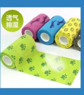 2.自粘绷带印花24卷/盒5Cm*4.5m.12盒/箱。带有网眼的弹力无纺布，有良好的透气性。绷带的表面可自我粘合，不会脱落/不沾毛发。独立包装，防水，避免灰尘，有效保护产品。轻松手撕，不用剪刀即可手