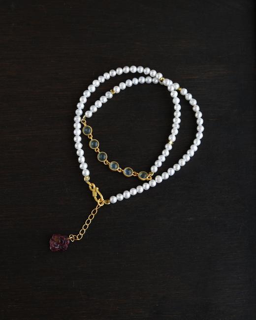 D477088 天然淡水珍珠手链  非常适合这个季节佩戴哦 双圈手链 或者颈链佩戴都很美 尺寸约4mm 搭配纯银鎏金镶嵌海蓝宝链条 纯银鎏金扣镶嵌天然碧玺雕刻吊坠  特价💰589/一条 商品图2