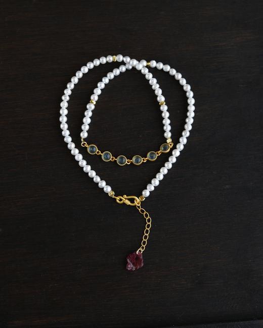 D477088 天然淡水珍珠手链  非常适合这个季节佩戴哦 双圈手链 或者颈链佩戴都很美 尺寸约4mm 搭配纯银鎏金镶嵌海蓝宝链条 纯银鎏金扣镶嵌天然碧玺雕刻吊坠  特价💰589/一条 商品图0