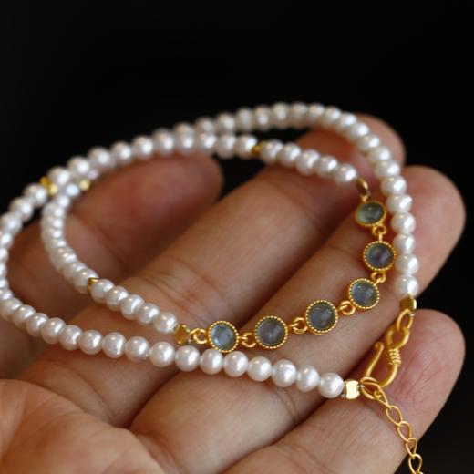 D477088 天然淡水珍珠手链  非常适合这个季节佩戴哦 双圈手链 或者颈链佩戴都很美 尺寸约4mm 搭配纯银鎏金镶嵌海蓝宝链条 纯银鎏金扣镶嵌天然碧玺雕刻吊坠  特价💰589/一条 商品图5