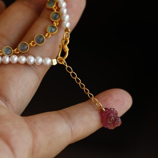 D477088 天然淡水珍珠手链  非常适合这个季节佩戴哦 双圈手链 或者颈链佩戴都很美 尺寸约4mm 搭配纯银鎏金镶嵌海蓝宝链条 纯银鎏金扣镶嵌天然碧玺雕刻吊坠  特价💰589/一条 商品图4