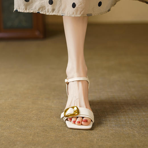 简约百搭，软舒羊皮一字带露趾凉鞋LCC-C9198 商品图4