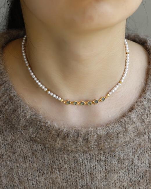 D477088 天然淡水珍珠手链  非常适合这个季节佩戴哦 双圈手链 或者颈链佩戴都很美 尺寸约4mm 搭配纯银鎏金镶嵌海蓝宝链条 纯银鎏金扣镶嵌天然碧玺雕刻吊坠  特价💰589/一条 商品图7