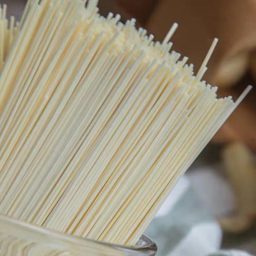 周五配送！久煮不糊，久放不坨，爽滑劲道，可以让孩子多吃一碗儿的百合面 添加了龙牙百合粉，没有添加食用胶和防腐剂的前提下，依然久煮不糊 ，淡雅清甜，养心润肺，营养丰富  传统工艺自然晾晒！一组两包 商品图1