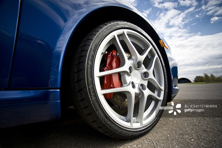 低角度跑车轮胎图片素材