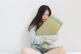 夏夜枕艾绒，清凉助眠甩走寒湿，肩颈得劲睡得香！