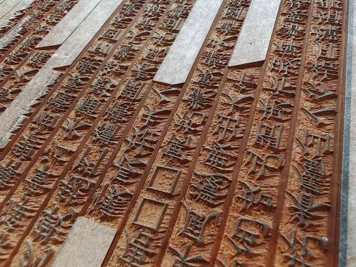 净琉璃室刊本：《柳如是诗文拾遗》，红印本，线装一函一册，宋锦函，成书尺寸32*21cm,周小英辑录，售价460元。 商品图14