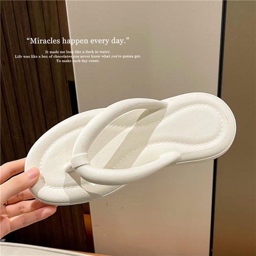 【夏日出街常备！网红ins凉拖鞋】EVA材质，踩屎感，防撞鞋头，优质柔软面料，耐穿耐磨，女夏人字拖居家时尚室内外穿沙滩凉拖鞋粉丝专属 商品图3