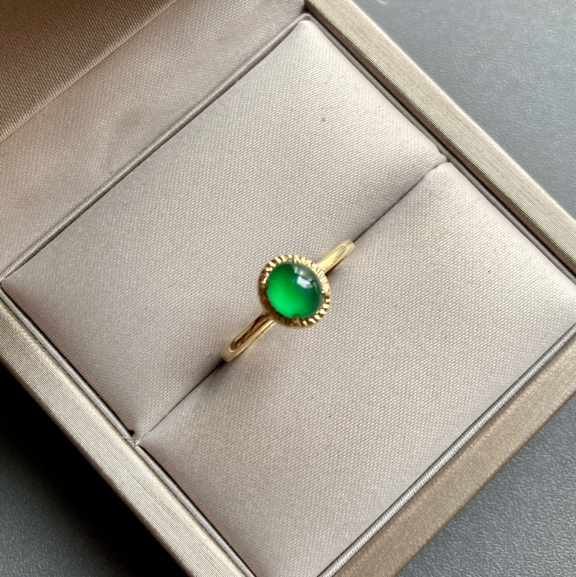 高冰种阳绿翡翠蛋面戒指18k黄金镶嵌