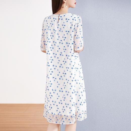 QS-82397033小个子夏装真丝连衣裙2023新款时尚碎花刺绣圆领短袖桑蚕丝裙 商品图4