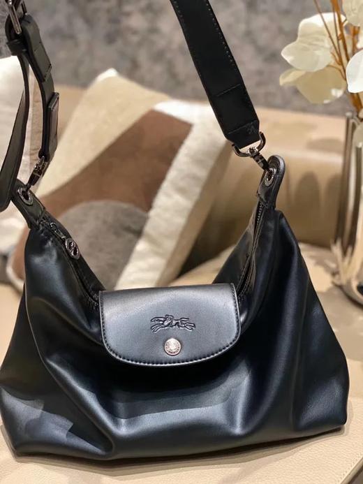 真皮！牛皮！官网💰4700+ 春夏必备龙骧新款hobo腋下包，趁没大火抓紧吧！通勤休闲❗可腋下可斜挎背！✅一包装所有，容量深不见底！为你随性旅程装点精致~男女可用。卫衣/风衣/短袖等都很搭哦！ 商品图2