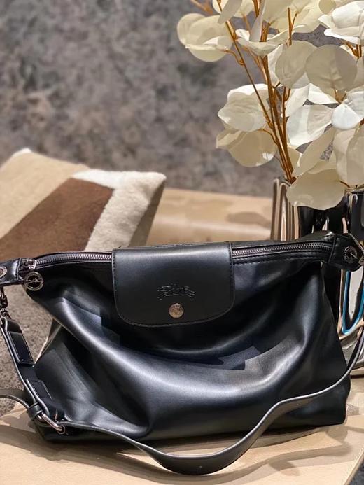 真皮！牛皮！官网💰4700+ 春夏必备龙骧新款hobo腋下包，趁没大火抓紧吧！通勤休闲❗可腋下可斜挎背！✅一包装所有，容量深不见底！为你随性旅程装点精致~男女可用。卫衣/风衣/短袖等都很搭哦！ 商品图1