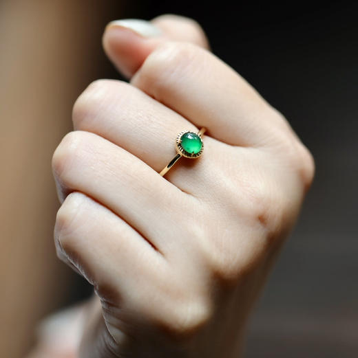 高冰种阳绿翡翠蛋面戒指18k黄金镶嵌 商品图7