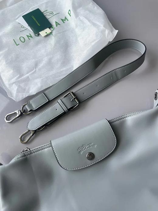 真皮！牛皮！官网💰4700+ 春夏必备龙骧新款hobo腋下包，趁没大火抓紧吧！通勤休闲❗可腋下可斜挎背！✅一包装所有，容量深不见底！为你随性旅程装点精致~男女可用。卫衣/风衣/短袖等都很搭哦！ 商品图5