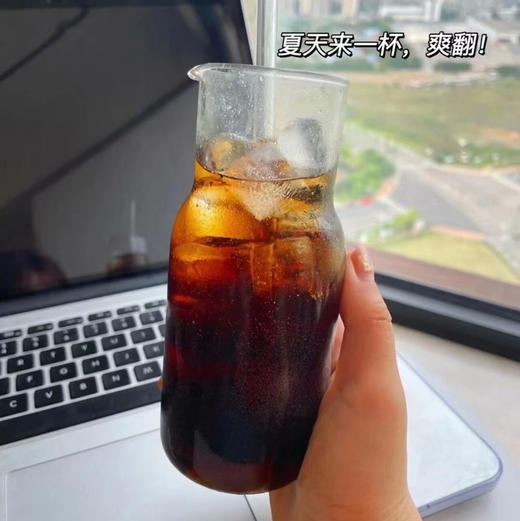 酸梅汤纯正新疆特色，手工6️⃣小时慢火熬制无任何添加，选用塔城独有的野生酸梅，伊犁小白杏干，阿勒泰黑加仑，吐鲁番白葡萄干，山楂和冰糖熬制成汁解燥，解酒解辣解腻，祛油脂、还健脾开胃补充水分。1.5升/袋 商品图0