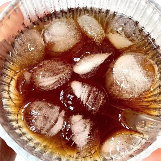 酸梅汤纯正新疆特色，手工6️⃣小时慢火熬制无任何添加，选用塔城独有的野生酸梅，伊犁小白杏干，阿勒泰黑加仑，吐鲁番白葡萄干，山楂和冰糖熬制成汁解燥，解酒解辣解腻，祛油脂、还健脾开胃补充水分。1.5升/袋 商品图1