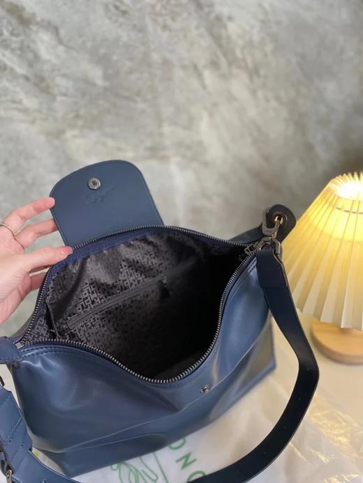 真皮！牛皮！官网💰4700+ 春夏必备龙骧新款hobo腋下包，趁没大火抓紧吧！通勤休闲❗可腋下可斜挎背！✅一包装所有，容量深不见底！为你随性旅程装点精致~男女可用。卫衣/风衣/短袖等都很搭哦！ 商品图4