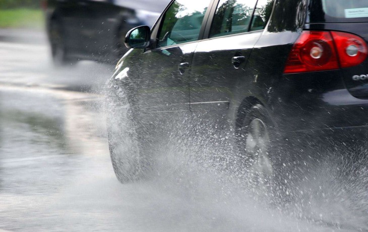 雨天开车原则,一定要记住这几个,不然要出大事__财经头条