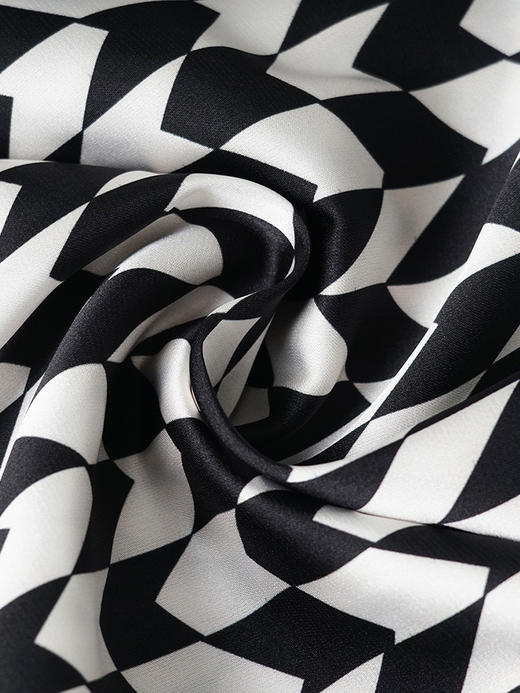 米思阳2025夏季新款气质通勤冰丝缎面衬衣几何直筒短袖女上衣1106 商品图2