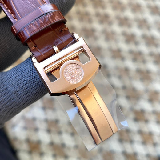 APS  万国葡萄牙系列万年历腕表，复刻界复杂的腕表，所有功能同步原装，所有功能调节通过把头控制
1⃣️【功能介绍】12点日月星辰，9点钟独立小秒针和星期指针显示，6点钟月份指针 商品图6