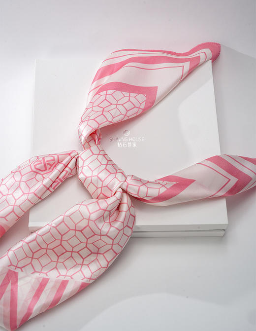 钻石世家 限定版丝巾礼盒 100%桑蚕丝 520限定樱花粉色系 尺寸90*90cm 商品图3