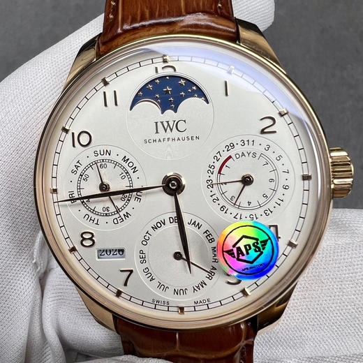 APS  万国葡萄牙系列万年历腕表，复刻界复杂的腕表，所有功能同步原装，所有功能调节通过把头控制
1⃣️【功能介绍】12点日月星辰，9点钟独立小秒针和星期指针显示，6点钟月份指针 商品图14