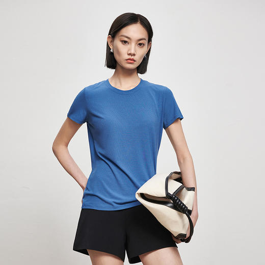 IN AND ON53345夏新款女短袖桑蚕丝T恤正肩凉感纯色圆领显瘦休闲上衣 商品图4