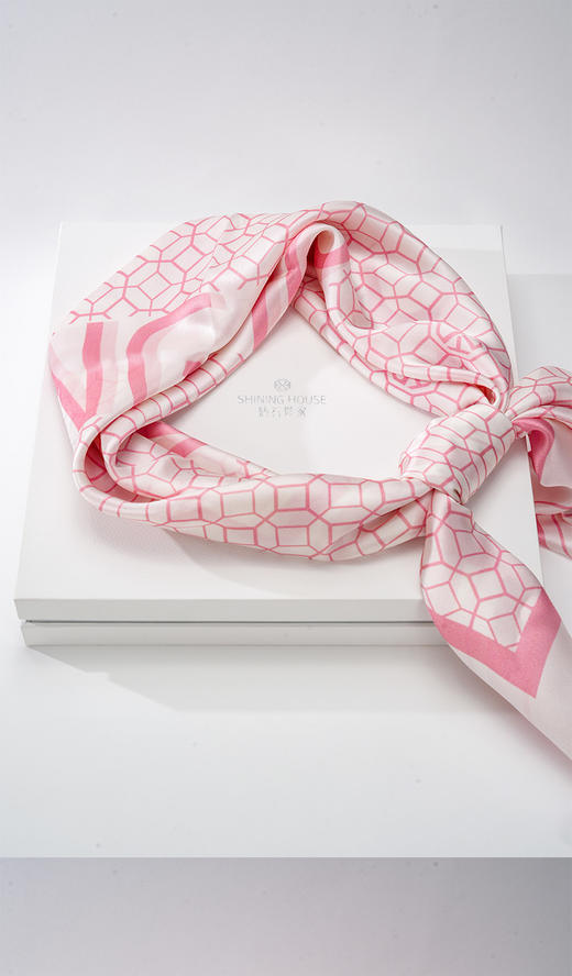 钻石世家 限定版丝巾礼盒 100%桑蚕丝 520限定樱花粉色系 尺寸90*90cm 商品图2