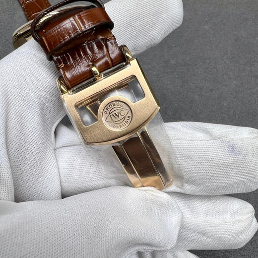 APS  万国葡萄牙系列万年历腕表，复刻界复杂的腕表，所有功能同步原装，所有功能调节通过把头控制
1⃣️【功能介绍】12点日月星辰，9点钟独立小秒针和星期指针显示，6点钟月份指针 商品图9