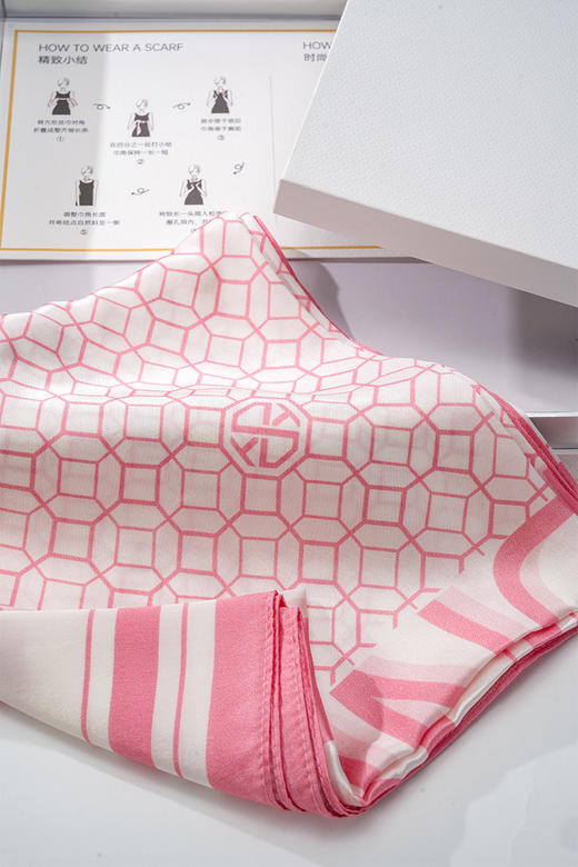 钻石世家 限定版丝巾礼盒 100%桑蚕丝 520限定樱花粉色系 尺寸90*90cm 商品图4