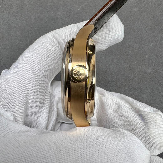 APS  万国葡萄牙系列万年历腕表，复刻界复杂的腕表，所有功能同步原装，所有功能调节通过把头控制
1⃣️【功能介绍】12点日月星辰，9点钟独立小秒针和星期指针显示，6点钟月份指针 商品图13