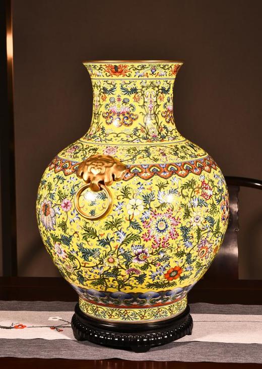 珐琅彩黄地缠枝莲瓶 商品图0