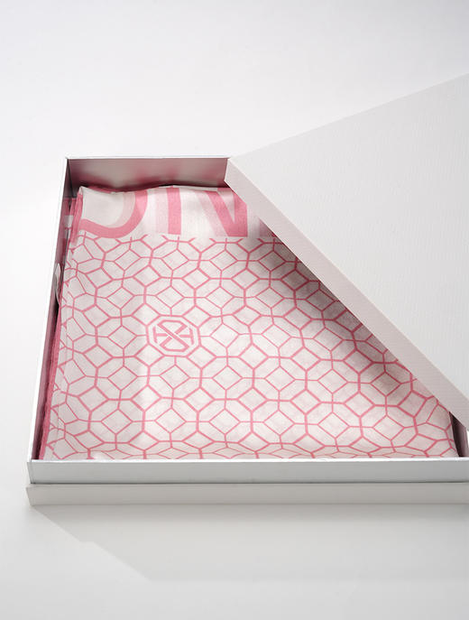 钻石世家 限定版丝巾礼盒 100%桑蚕丝 520限定樱花粉色系 尺寸90*90cm 商品图1