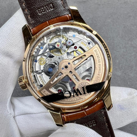 APS  万国葡萄牙系列万年历腕表，复刻界复杂的腕表，所有功能同步原装，所有功能调节通过把头控制
1⃣️【功能介绍】12点日月星辰，9点钟独立小秒针和星期指针显示，6点钟月份指针 商品图10