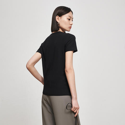 IN AND ON53345夏新款女短袖桑蚕丝T恤正肩凉感纯色圆领显瘦休闲上衣 商品图6