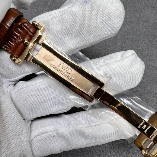 APS  万国葡萄牙系列万年历腕表，复刻界复杂的腕表，所有功能同步原装，所有功能调节通过把头控制
1⃣️【功能介绍】12点日月星辰，9点钟独立小秒针和星期指针显示，6点钟月份指针 商品图11