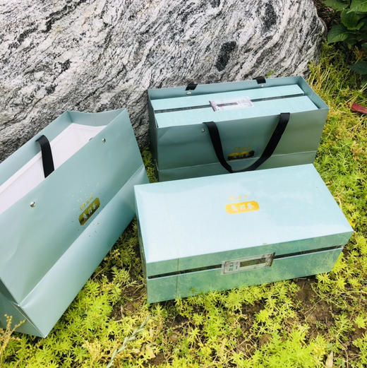 春季茶芽肥硕，色泽翠绿，叶质柔软，芳香物质和维生素含量较高，急程茶是江苏茗鼎采茶人轻掐其芽，带着自然的养分，其滋味鲜爽，香气强烈！送礼非常高档。 商品图1