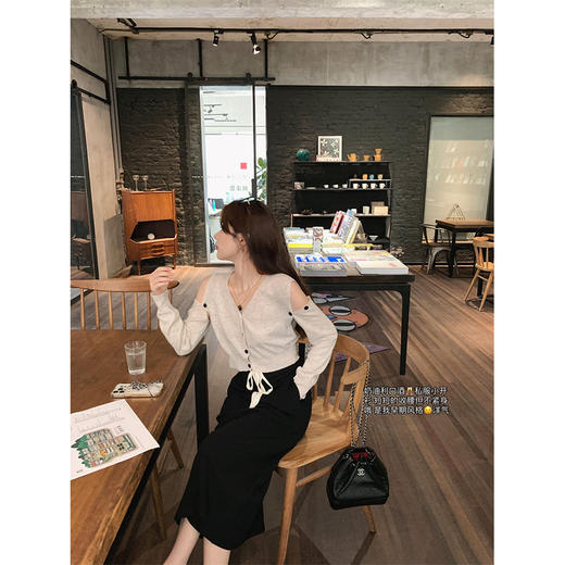 金蘑菇菇【弗洛伊德玫瑰】纸片人v领小短款设计感露肩小开衫 商品图3