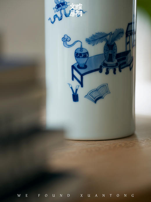 暄桐文房 青花手绘博古纹 手工笔筒 商品图2