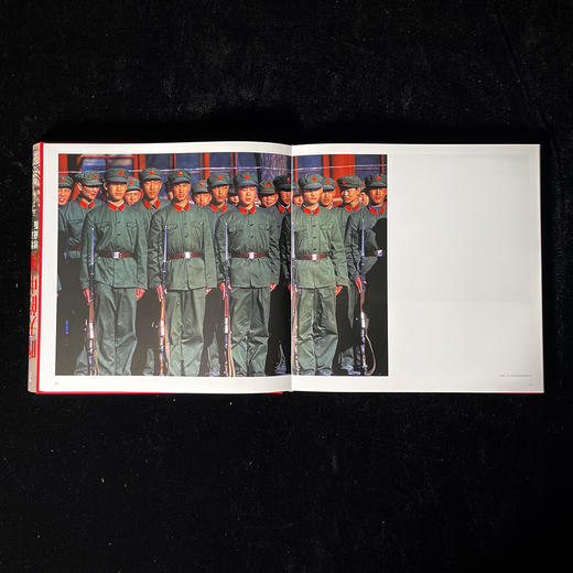 昨天的中国：增订珍藏版（赠送2024年复古挂历+编织袋1个） 法国摄影家阎雷行走中国数十年的结晶 近300张照片，见证1985—2000转型期的嬗变与日常 商品图9
