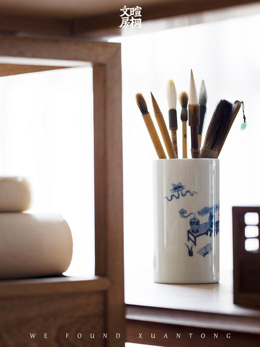 暄桐文房 青花手绘博古纹 手工笔筒 商品图3