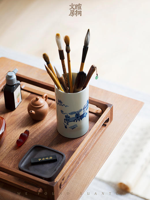 暄桐文房 青花手绘博古纹 手工笔筒 商品图1