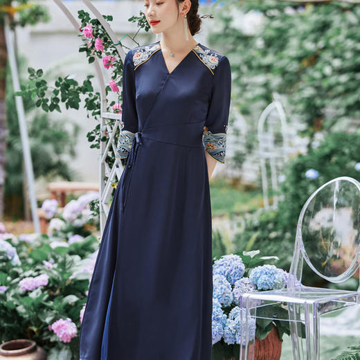 FLZD-2362夏季新款气质休闲V领绑带绣花连衣裙修身显瘦女2362 商品图3