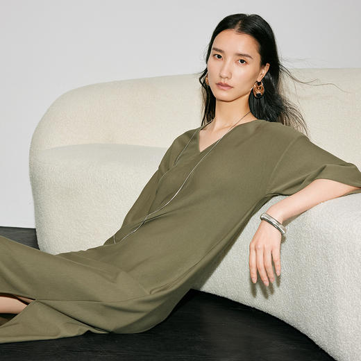 IN AND ON53428夏季新款女V领连衣裙垂感显瘦宽松简约气质开衩长裙 商品图4