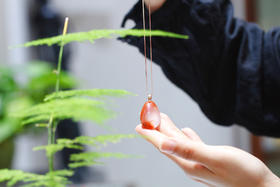 南红冰飘吊坠   镶嵌：18k金