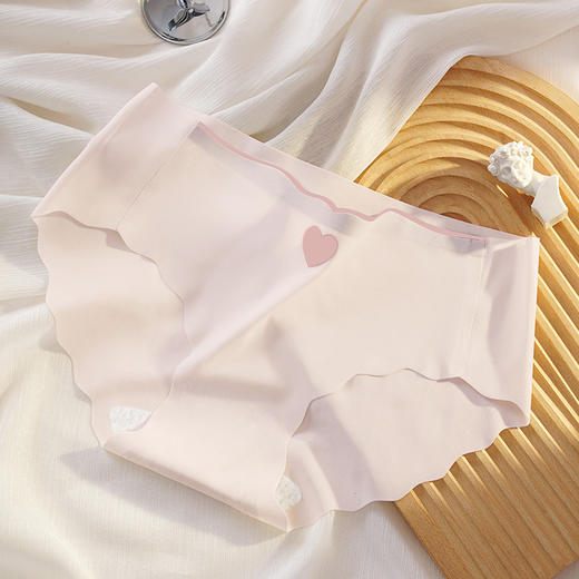 【日系少女感！冰丝无痕女士内裤】冰丝无痕轻薄透气干爽舒适裸感 点缀爱心女薄款中腰大码透气纯棉裆无痕性感内裤女士  粉丝专属 商品图5