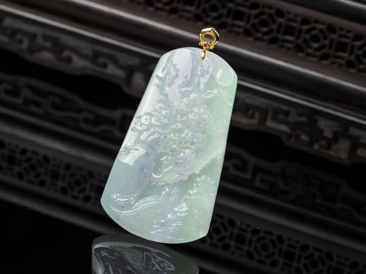 D428006 翡翠春彩山水牌  种水细腻，春彩漂亮，雕刻静止，设计新颖 尺寸：57.2*32*5mm 特价：1780 商品图4